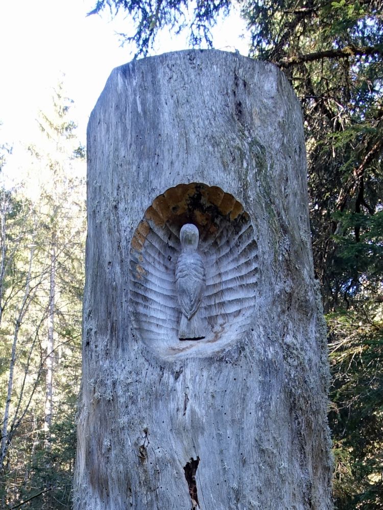 Figur im Baumstumpf