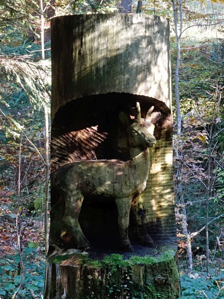 Figur im Baumstumpf