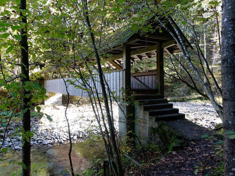 Bedachte Holzbrücke über Necker