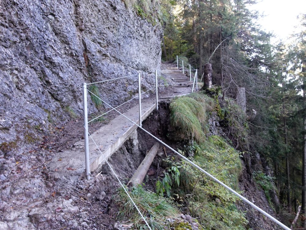 Steg an Felswand mit Steinschlaggefahr