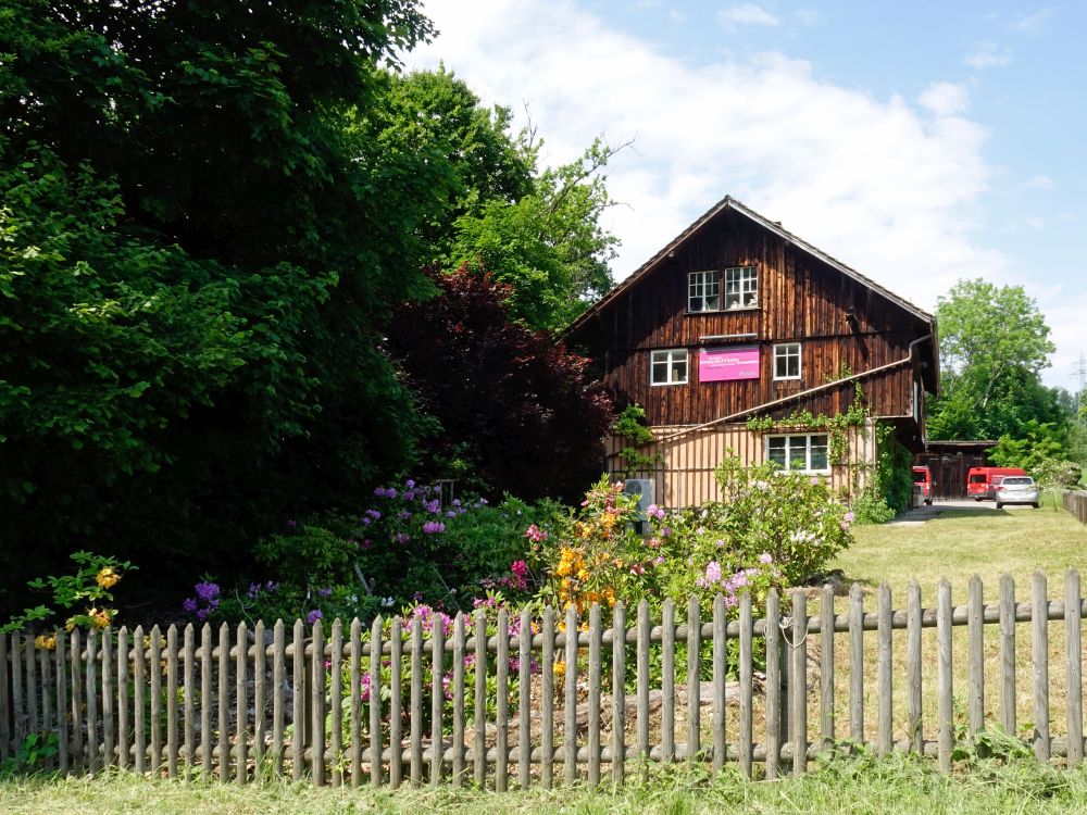 Holzhaus mit Blumengarten