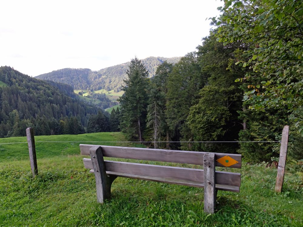 Sitzbank mit Wegmarkierung