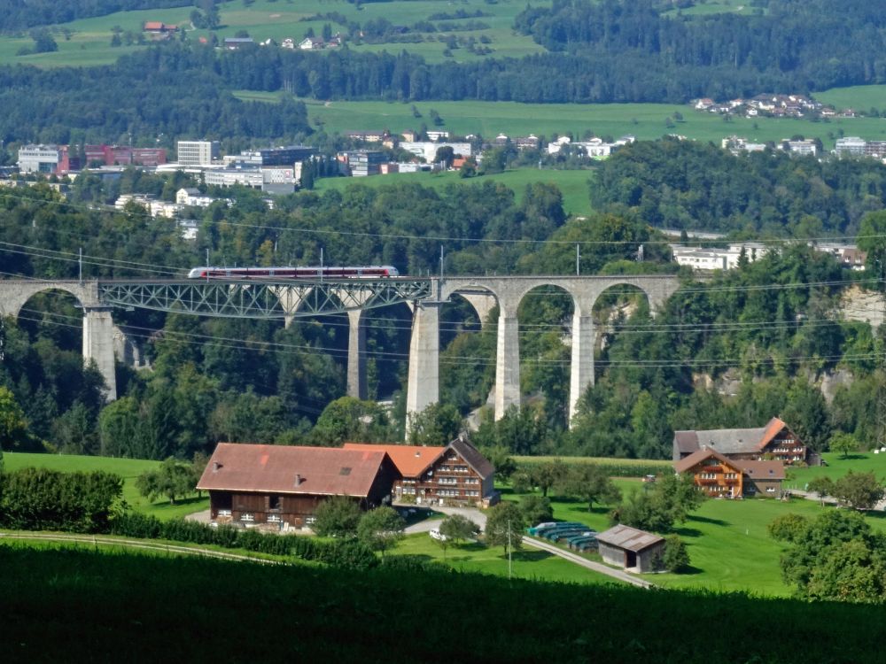 Kubel und Eisenbahnbrücke