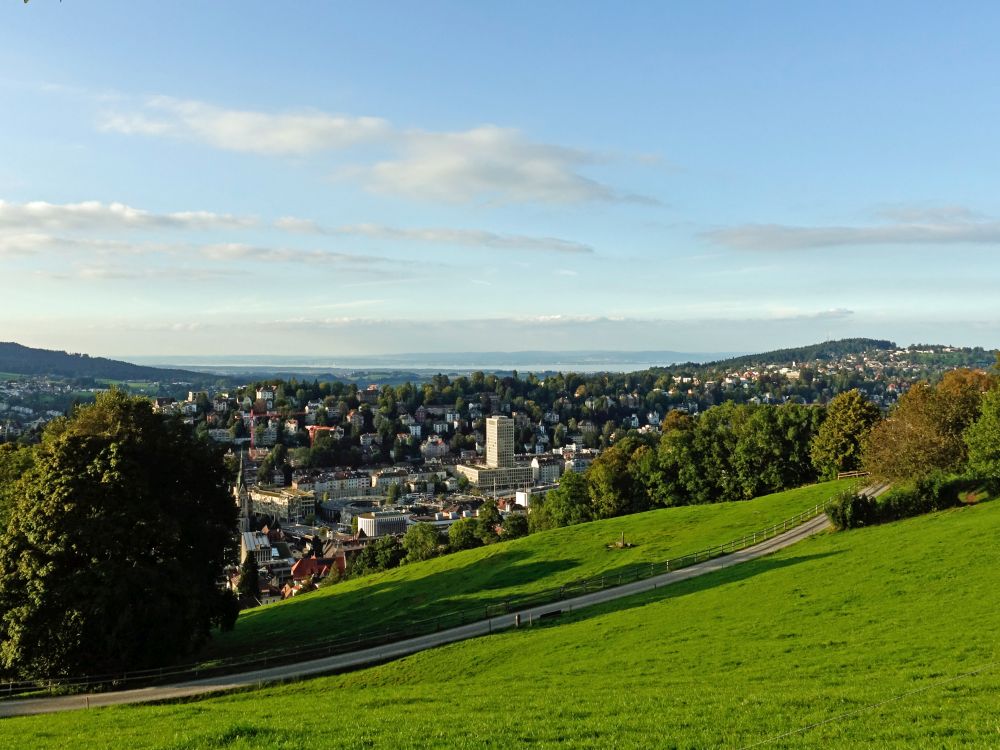 Blick über St. Gallen bis zum Bodensee