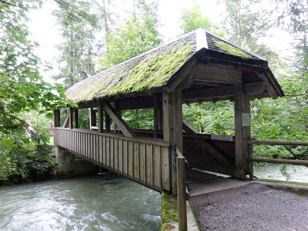 überdachte Holzbrücke