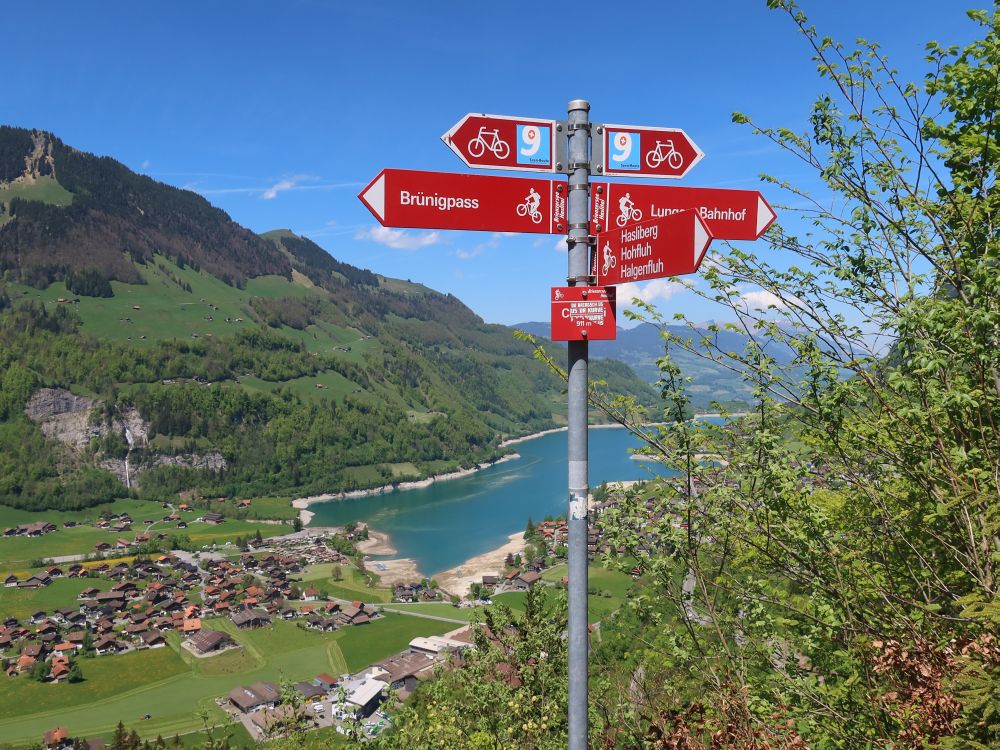 Lungerersee und Radwegweiser