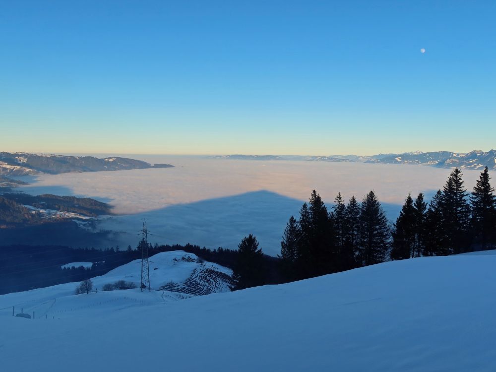 Schatten des Fähnerenspitz auf dem Nebel im Rheintal