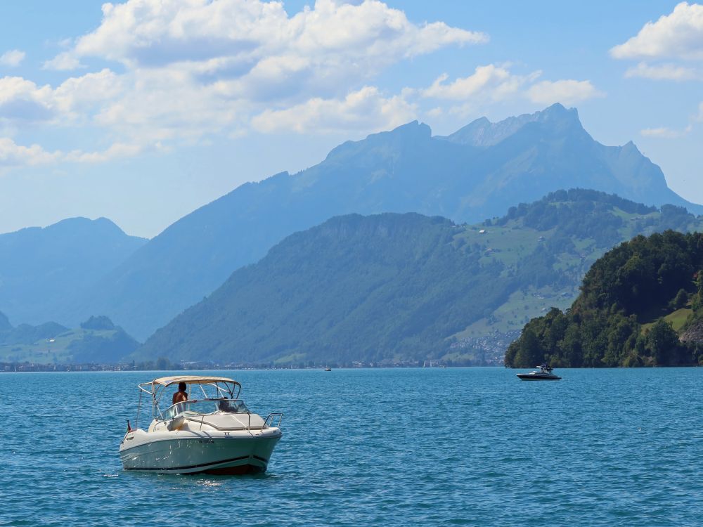 Motorboot und Pilatus