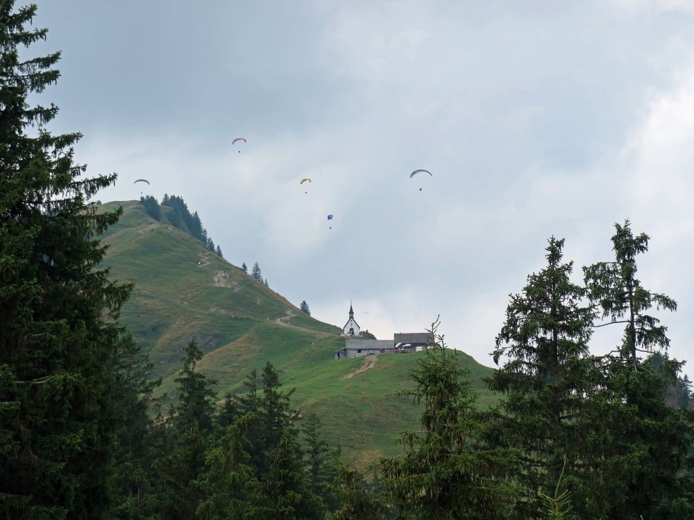 Gleitschirmflieger über St. Jakob Kapelle