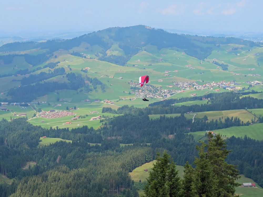 Gonten mit Hundwiler Höhi und Gleitschirmflieger