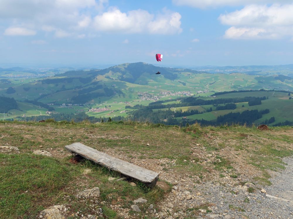 Sitzbank und Hundwiler Höhi mit Gleitschirmflieger