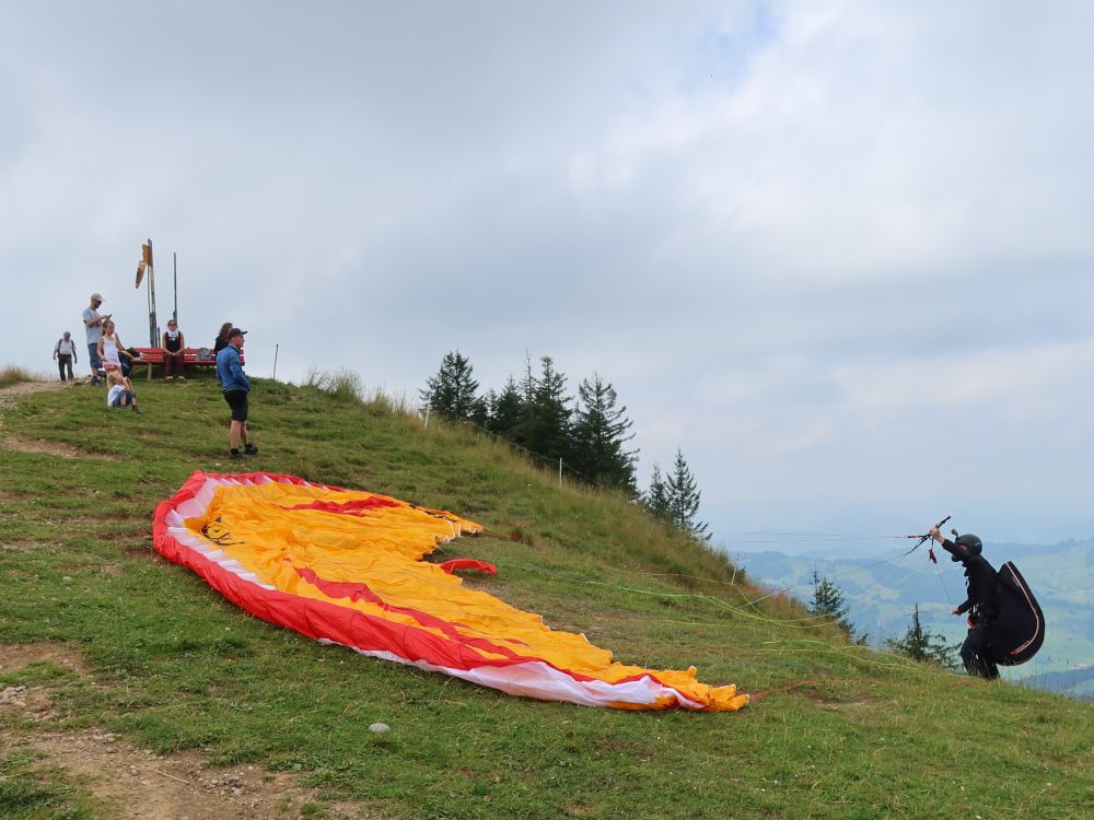 Gleitschirmflieger vor dem Start