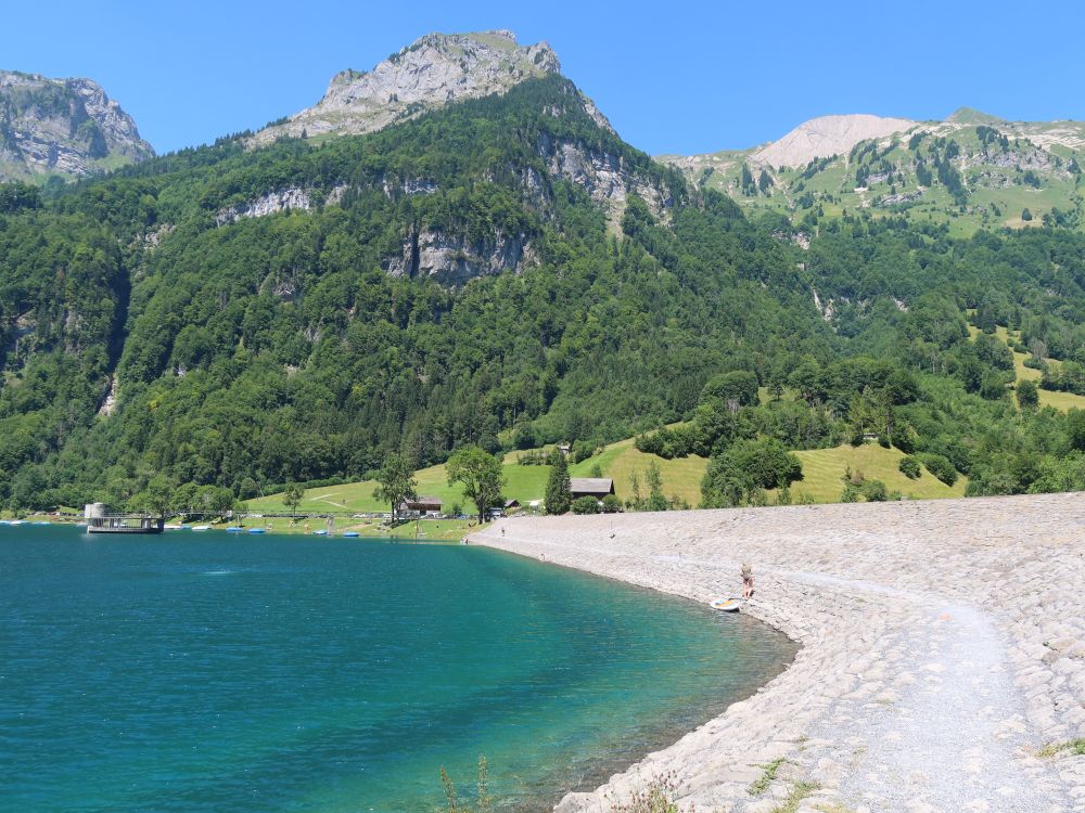 Pfad entlang der Staumauer und Blick Richtung Seerüti