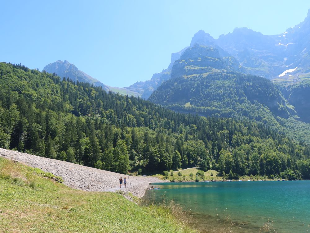 Pfad entlang der Staumauer