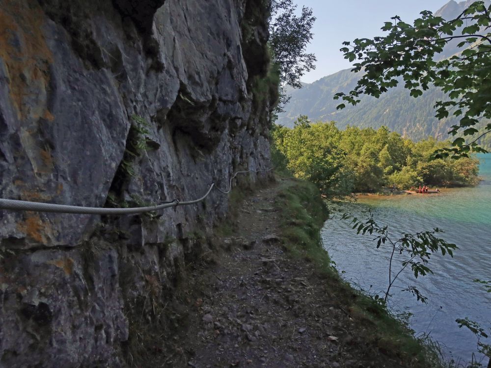 Uferweg mit Drahtseil am Klöntaler See