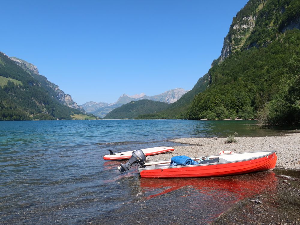 Boote am Ufer des Klöntaler See