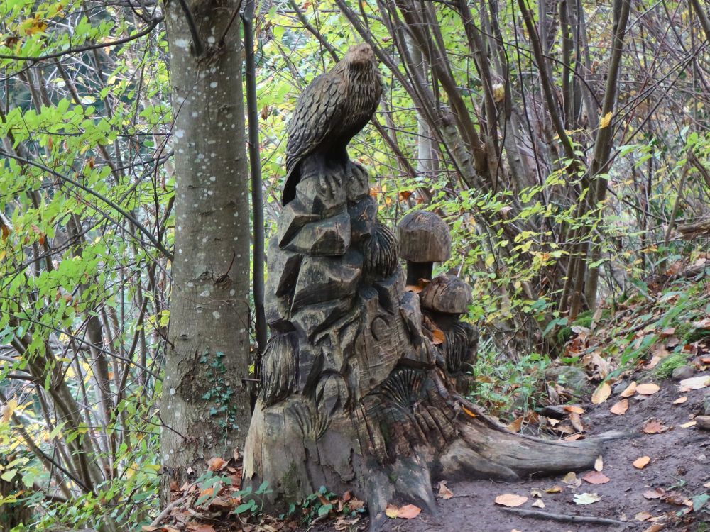 holzgeschnitzter Greifvogel