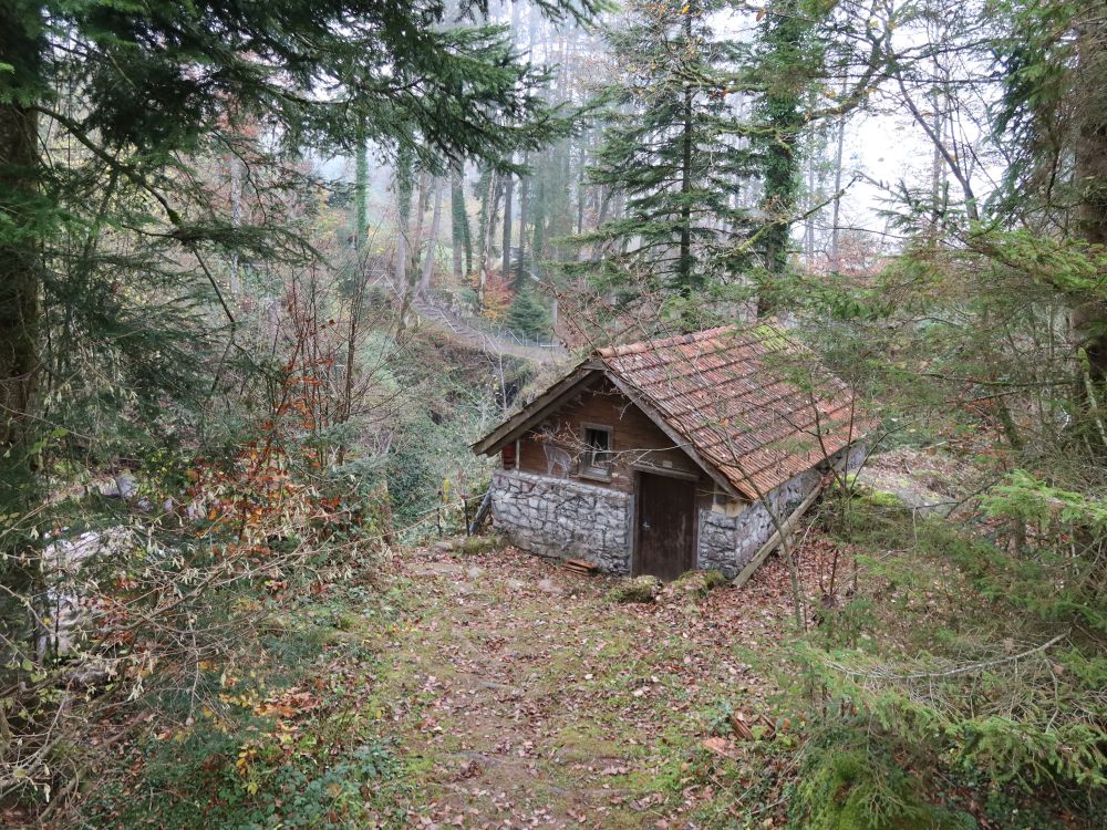 Hütte am Wasserfall