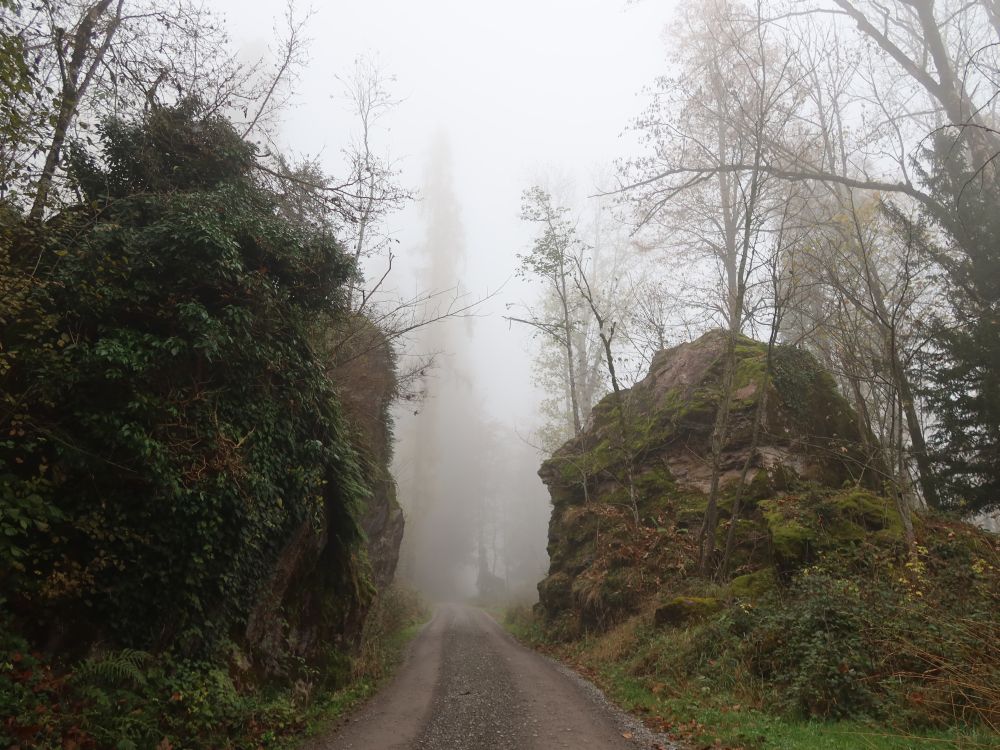 Weg zwischen Felsen