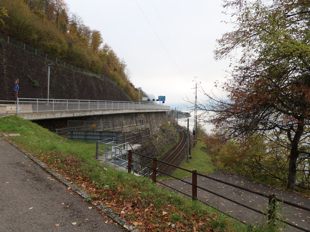 Autobahn, Fussweg und Bahngleis