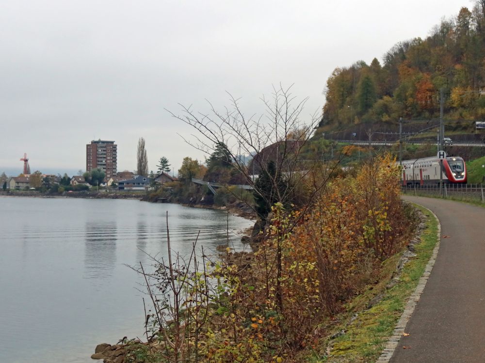 Fussweg zwischen Walensee und Bahnlinie