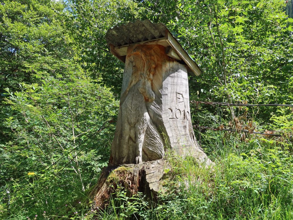 Holzfigur im Baumstumpf