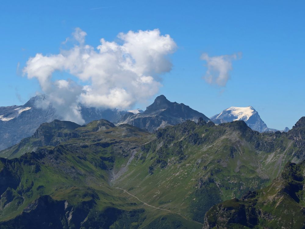 Kärpf und schneebedeckter Tödi