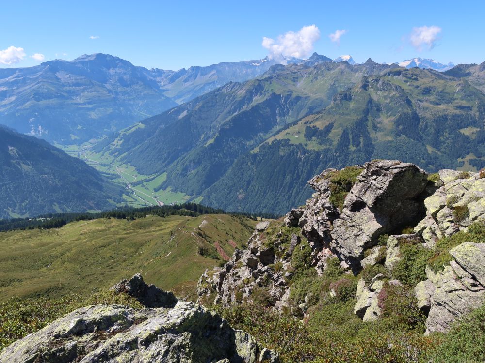 Fels am Sonnenhorn und Blick ins Sernftal