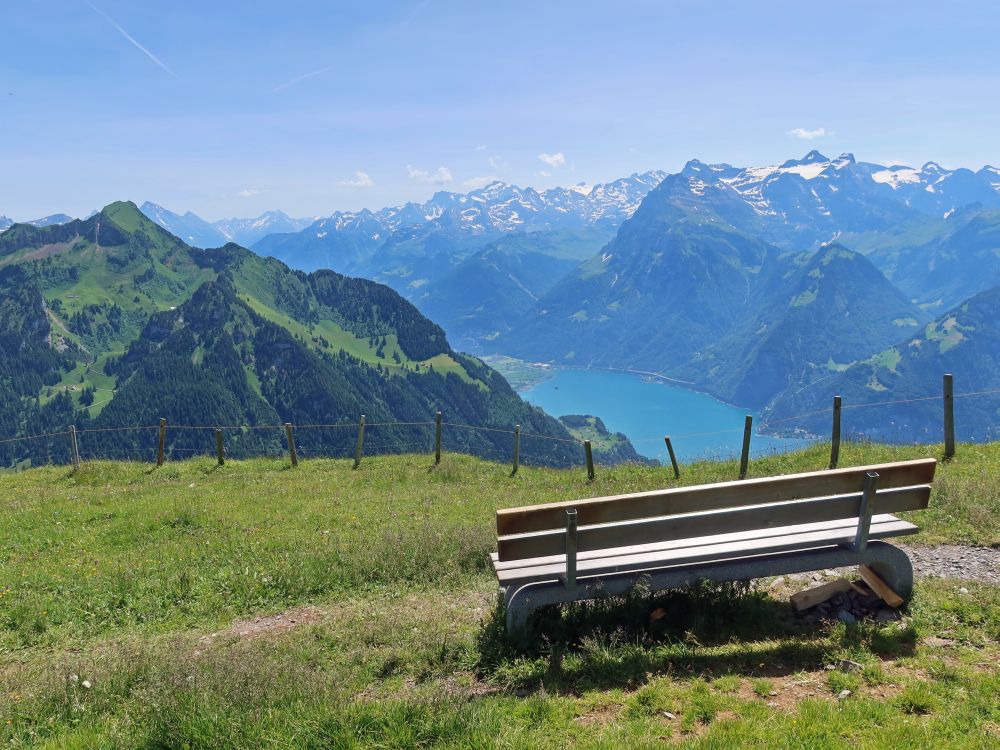 Sitzbank mit Blick auf Urnersee