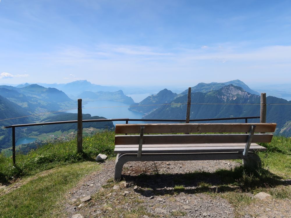 Sitzbank mit Blick auf Vierwaldstättersee