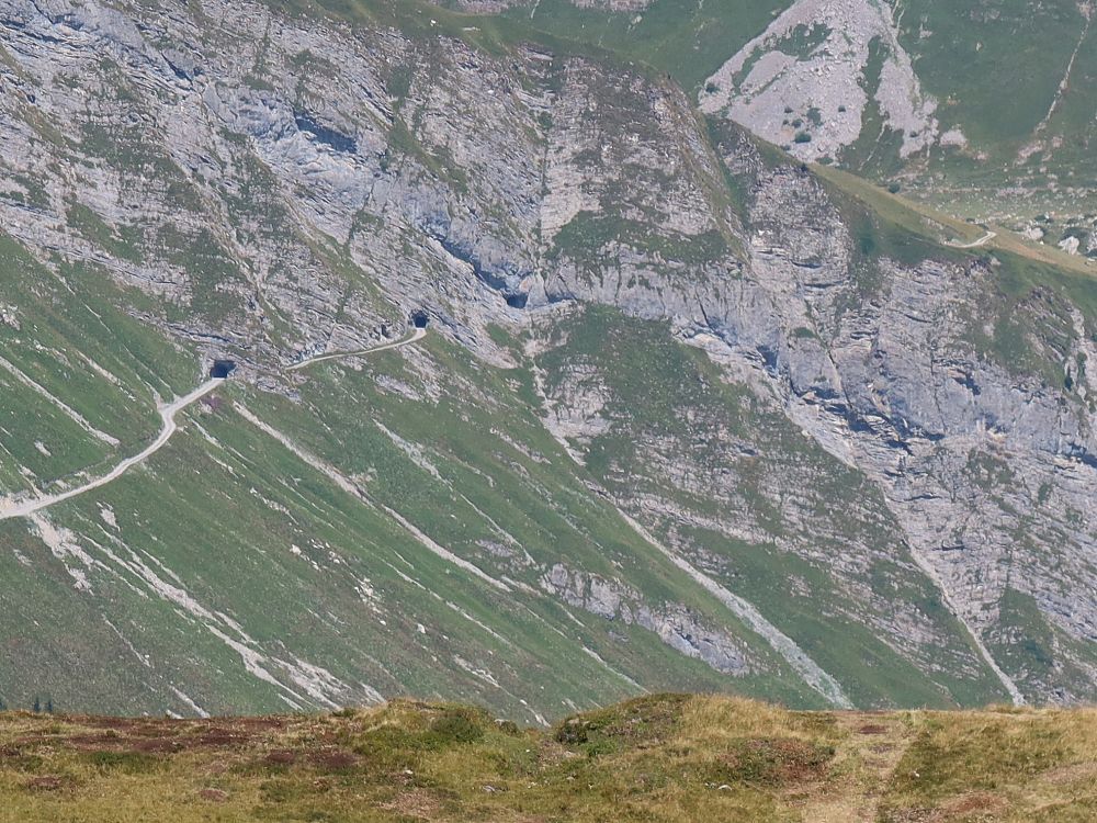 Bergweg mit mehreren Tunnel