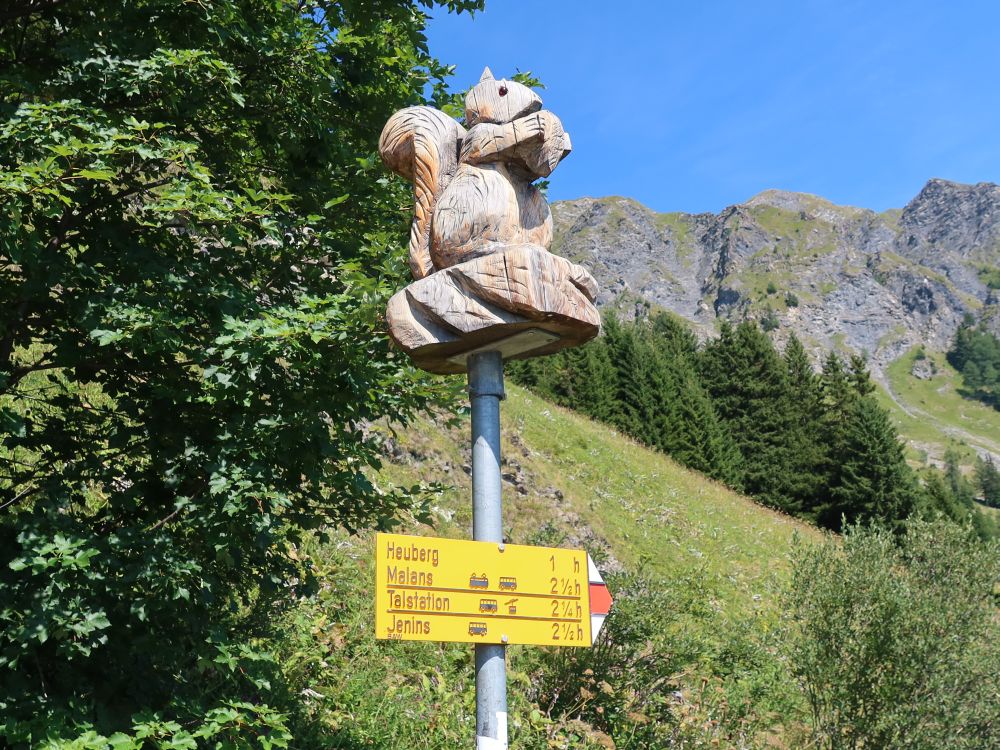 Wanderwegweiser mit Holzfigur