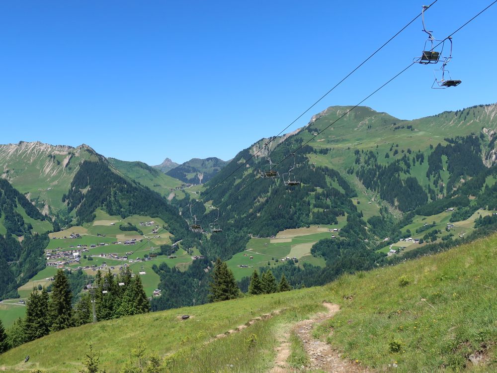 Fontanella mit Damülser Mittagspitze in Hintergrund