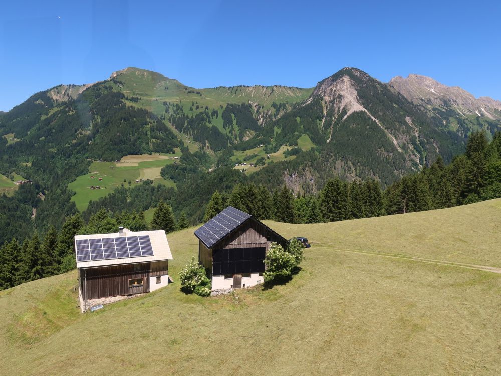 Zafernhorn und Blasenka über Scheunen