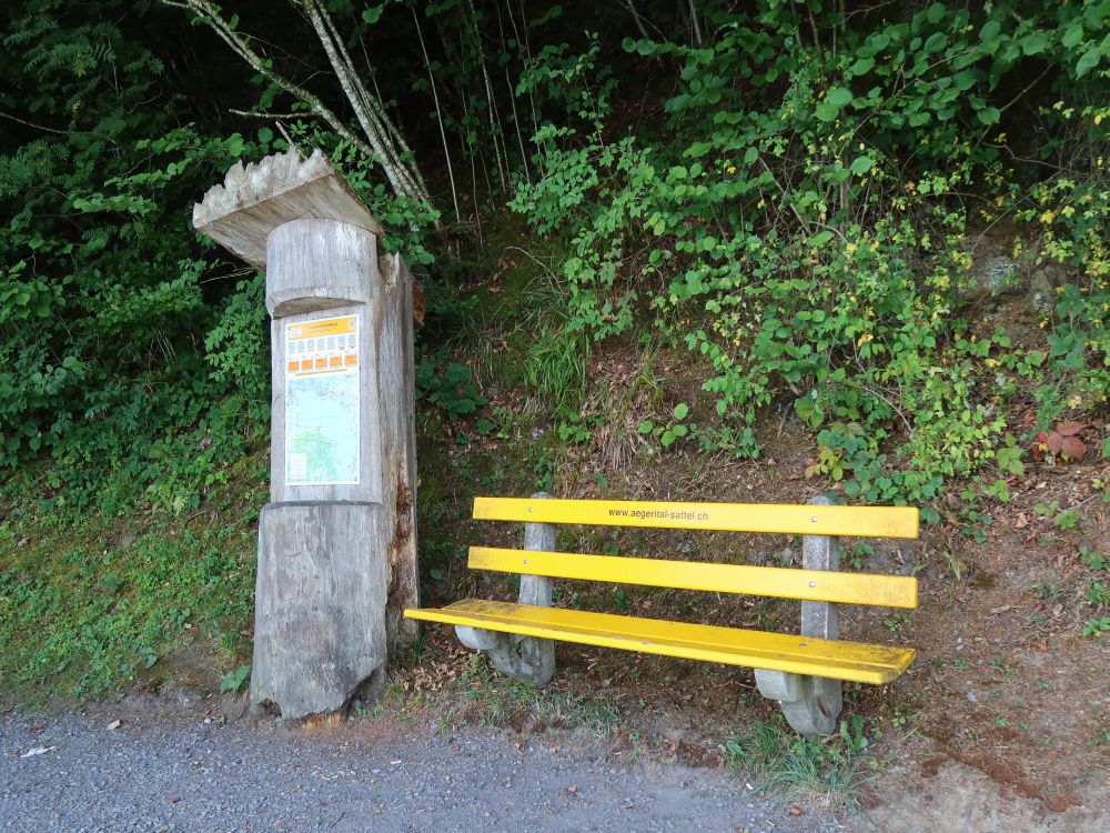 Sitzbank und Infotafel