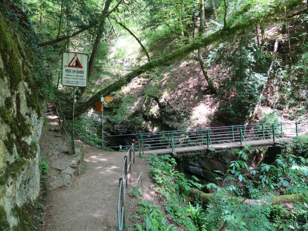 Steg über die Areuse bei Pont des Clées