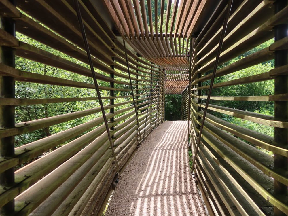 Holzbrücke über die Areuse