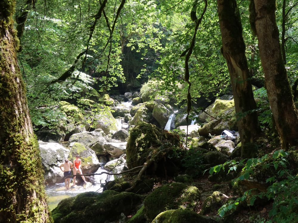 Badende zwischen den Felsen in der Areuse