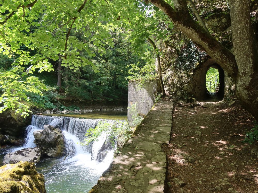 Wasserfall und Felsloch