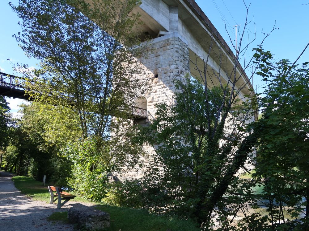 Fussgängerbrücke unter der Eisenbahnbrücke