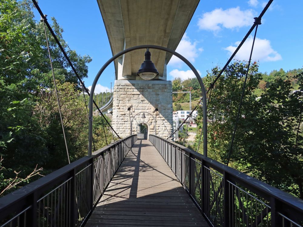 Fussgängerbrücke unter der Eisenbahnbrücke