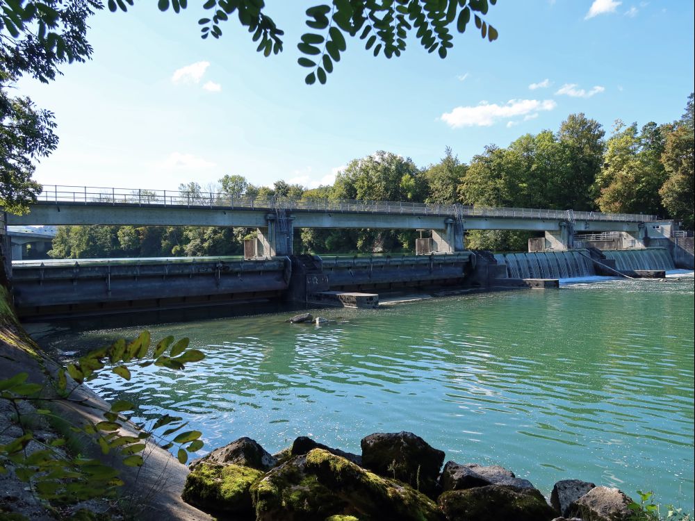 Stauwehr und Brücke