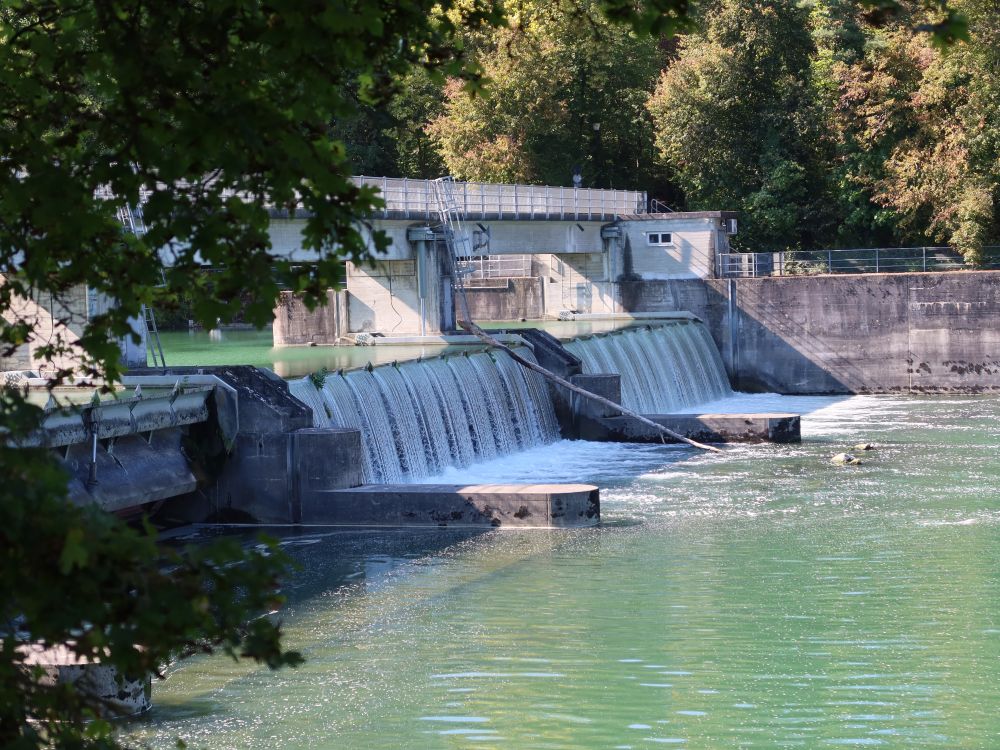 Stauwehr und Brücke