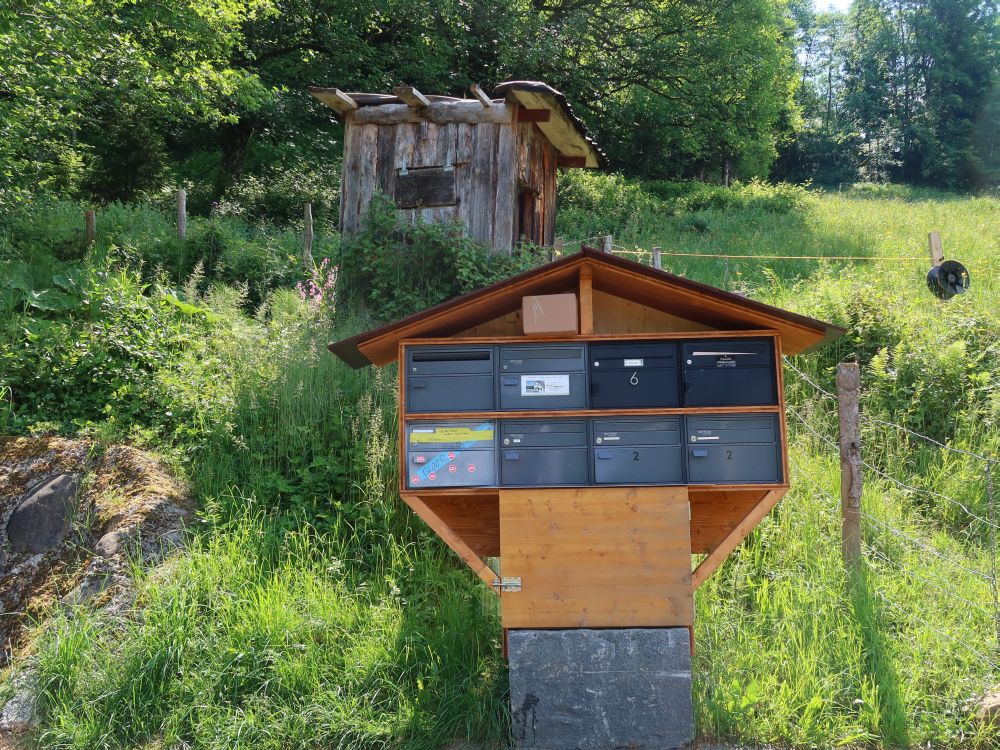 alter und neuer Briefkasten