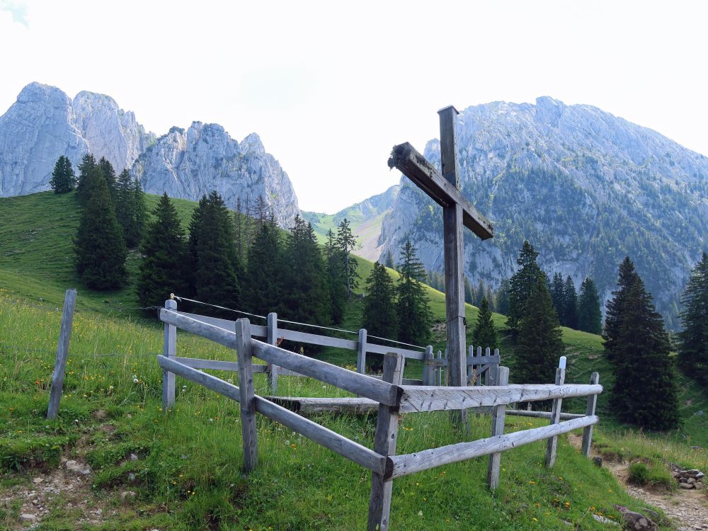 Kreuz vor Bockmattli und Schiberg