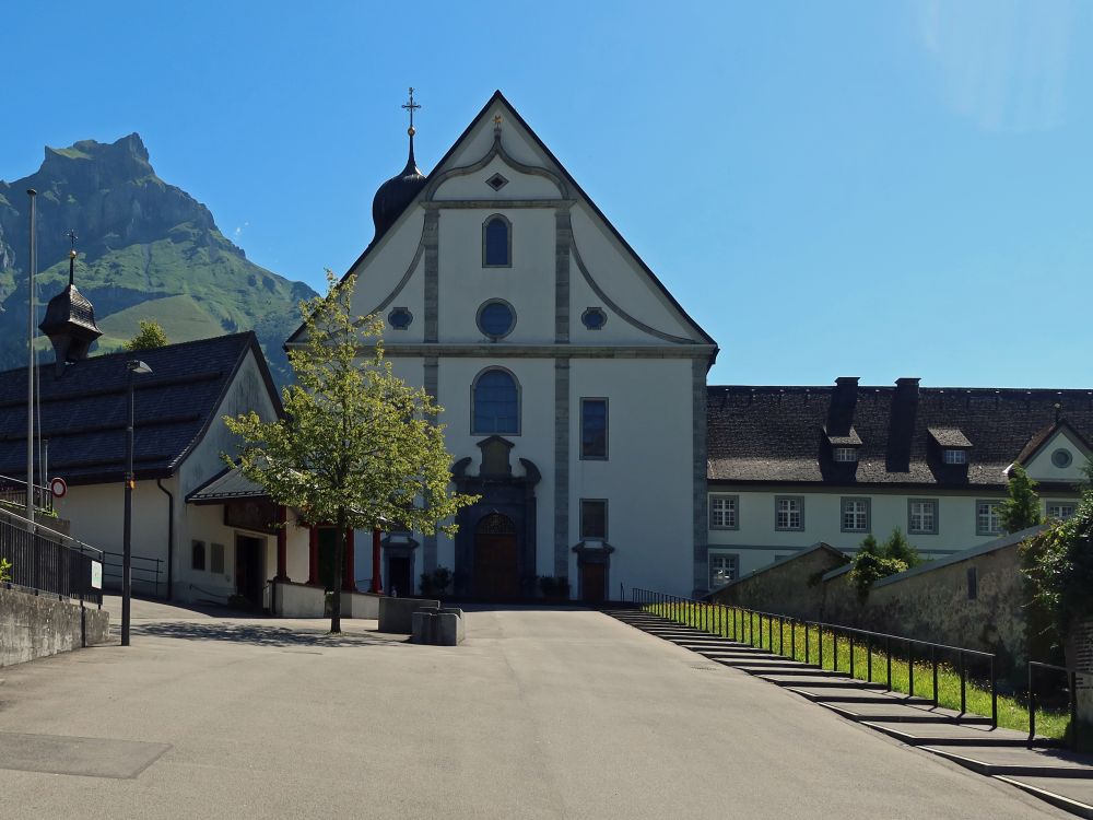 Hahnen über Kapelle und Klosterkirche