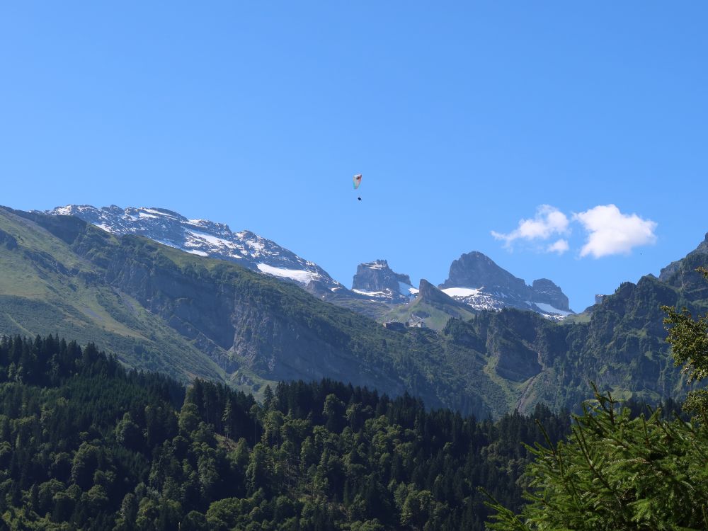 Gleitschirmflieger überm Chlyn Wendstock