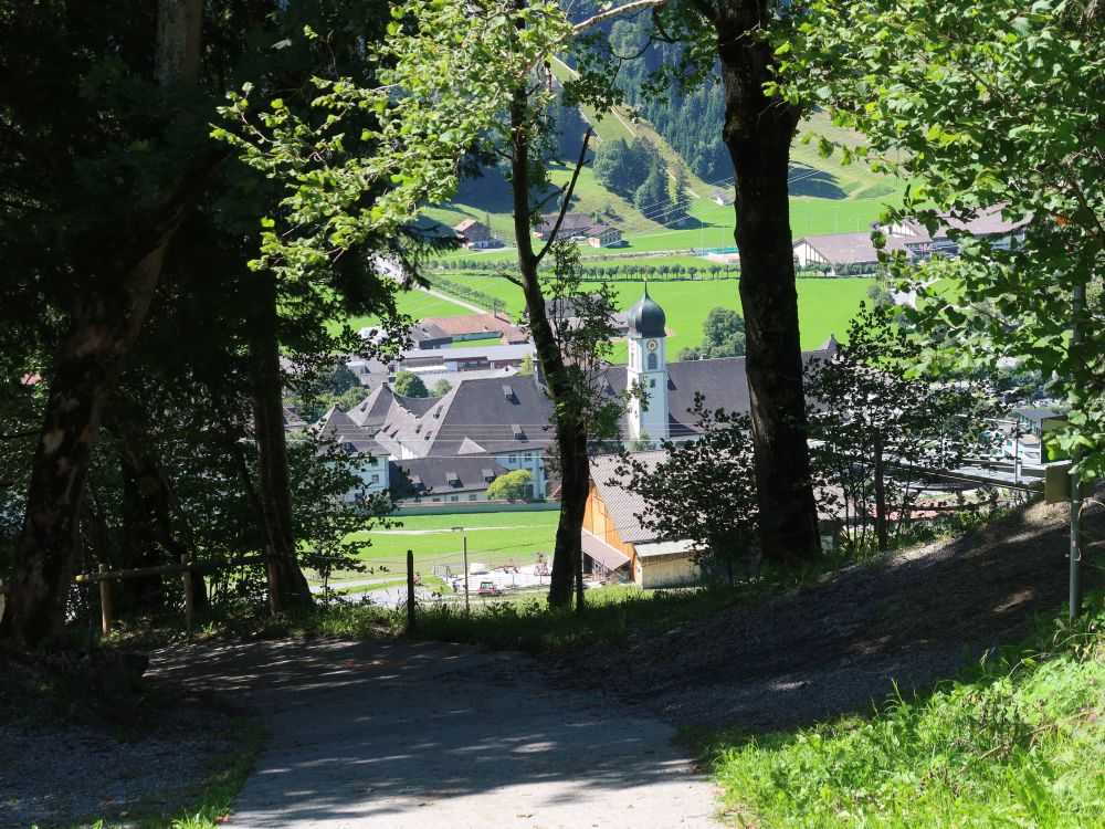 Kloster zwischen den Bäumen