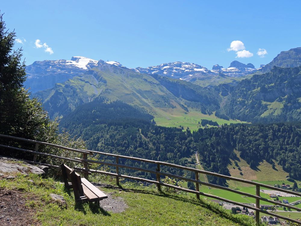 Sitzbank mit Blick auf Titlis bis Wendenstöcke