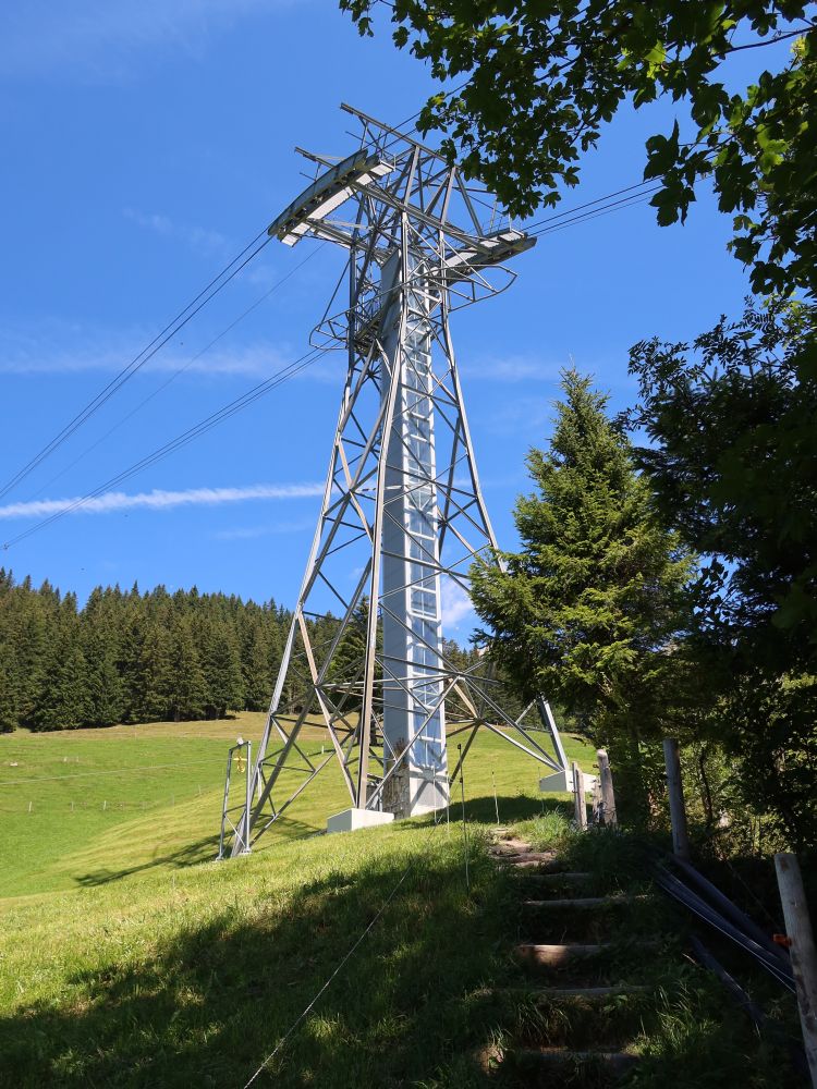 Seilbahnmast mit Aufzug